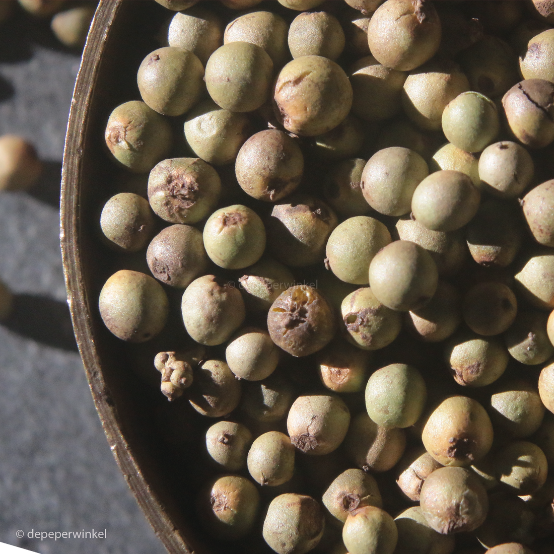 Gevriesdroogde groene peper koop je natuurlijk ook bij depeperwinkel